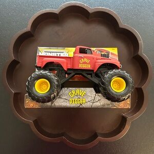 Monster Jam ~ Grave Digger Monster Truck T